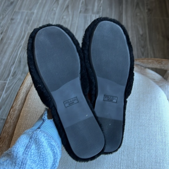 Prada logo plaque shearling slippers - Picture 5 of 9